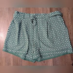 Women's Green Pattern Shorts, XL, NWT.